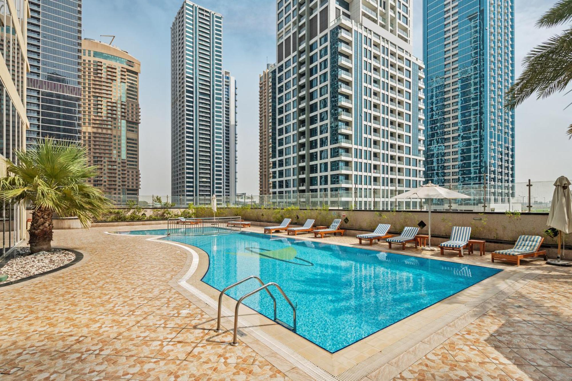 Modern & Spacious 2-Bed Condo With Panoramic Lake Views, Dual Balconies, Steps From Dubai Jlt Metro By "La Buena Vida Holiday Homes" Extérieur photo