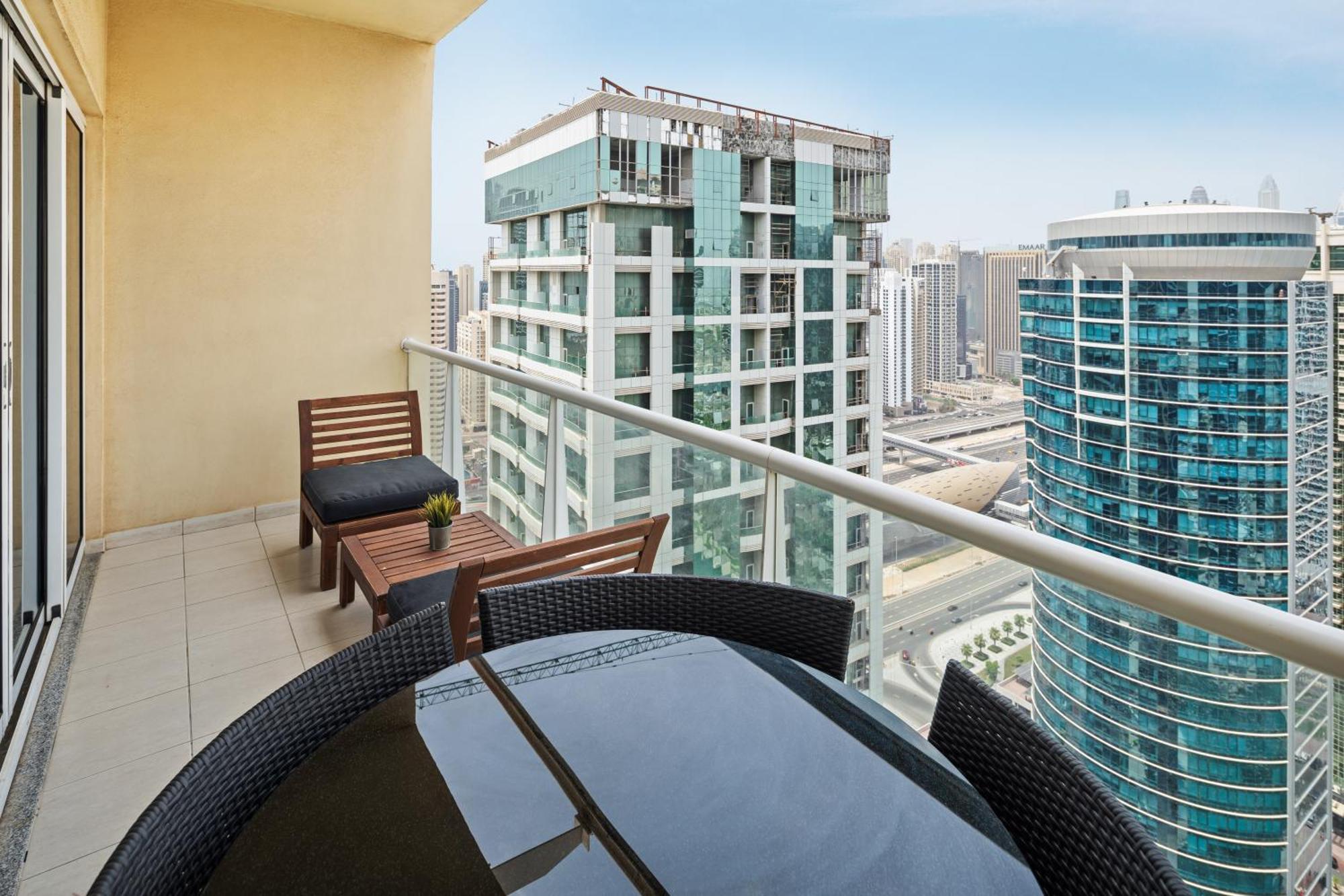 Modern & Spacious 2-Bed Condo With Panoramic Lake Views, Dual Balconies, Steps From Dubai Jlt Metro By "La Buena Vida Holiday Homes" Extérieur photo