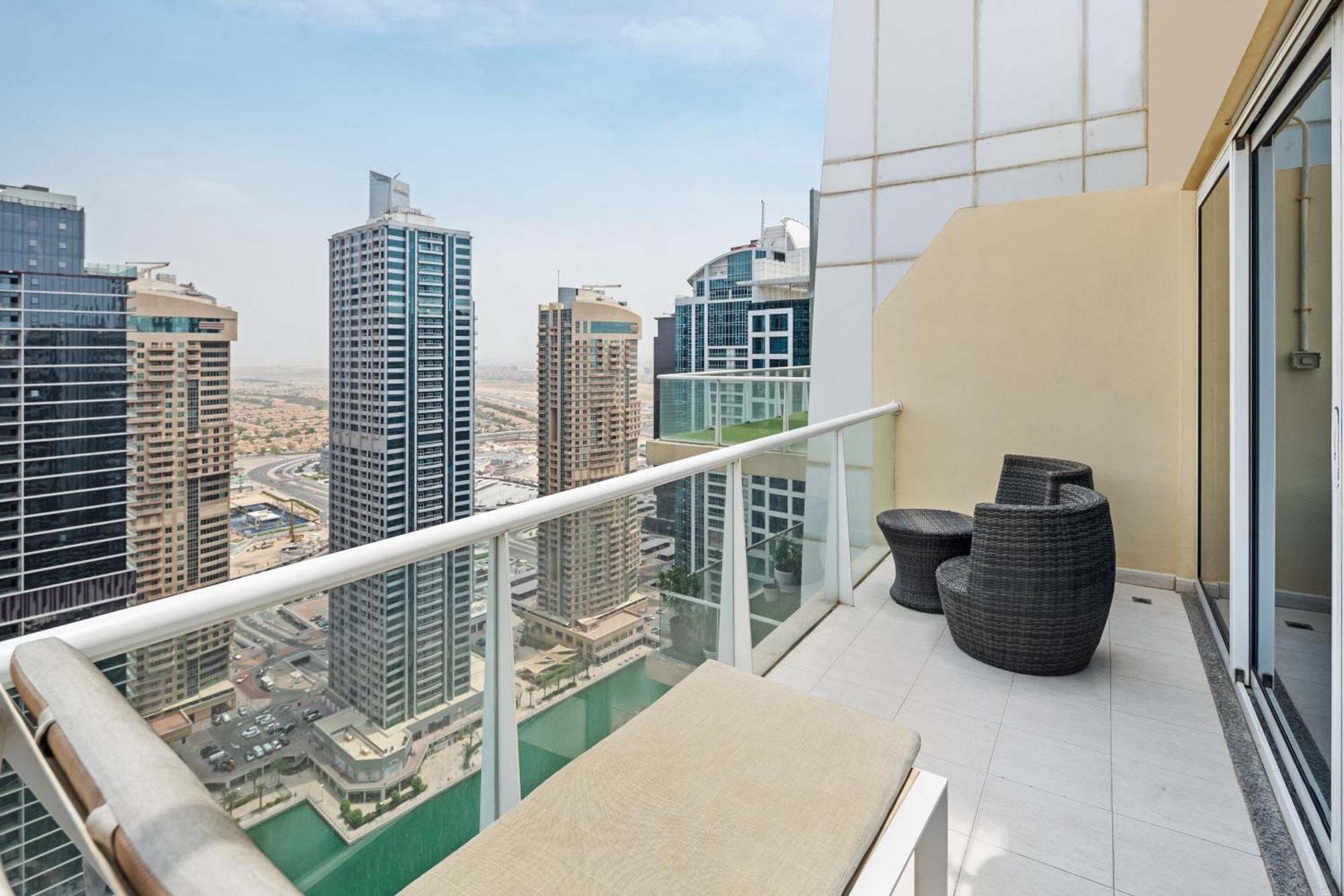 Modern & Spacious 2-Bed Condo With Panoramic Lake Views, Dual Balconies, Steps From Dubai Jlt Metro By "La Buena Vida Holiday Homes" Extérieur photo