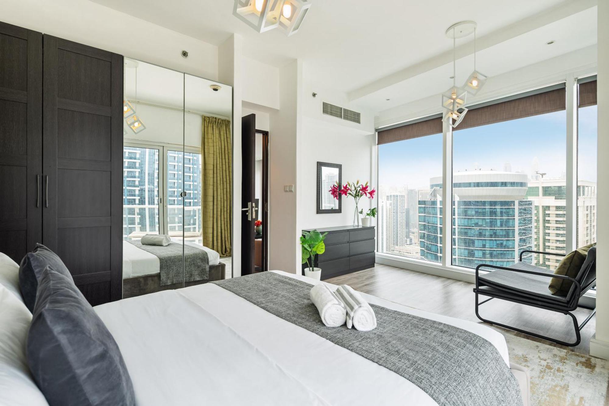 Modern & Spacious 2-Bed Condo With Panoramic Lake Views, Dual Balconies, Steps From Dubai Jlt Metro By "La Buena Vida Holiday Homes" Extérieur photo