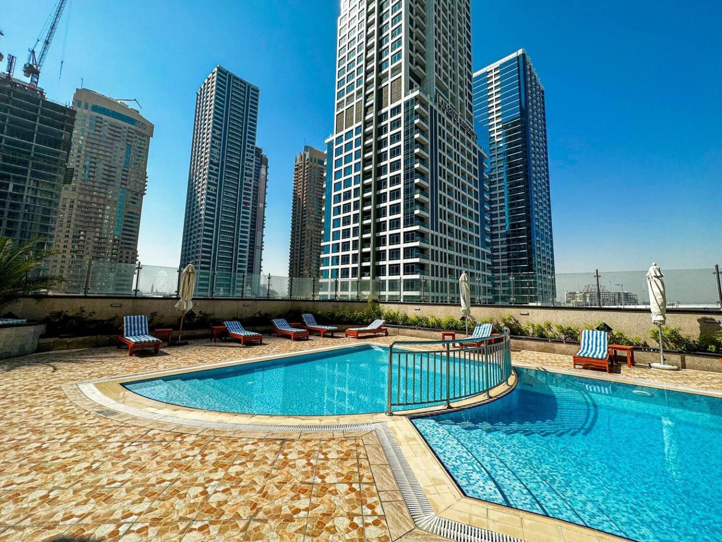 Modern & Spacious 2-Bed Condo With Panoramic Lake Views, Dual Balconies, Steps From Dubai Jlt Metro By "La Buena Vida Holiday Homes" Extérieur photo
